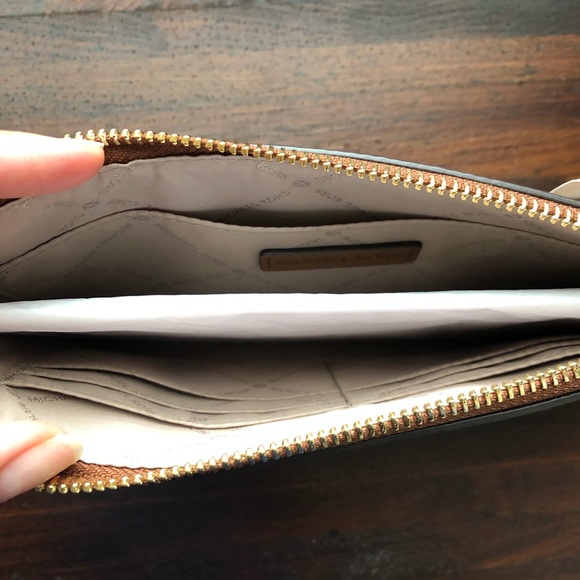 Micahel Kors Jet Set Lg zip clutch leather - Picture 2 of 7